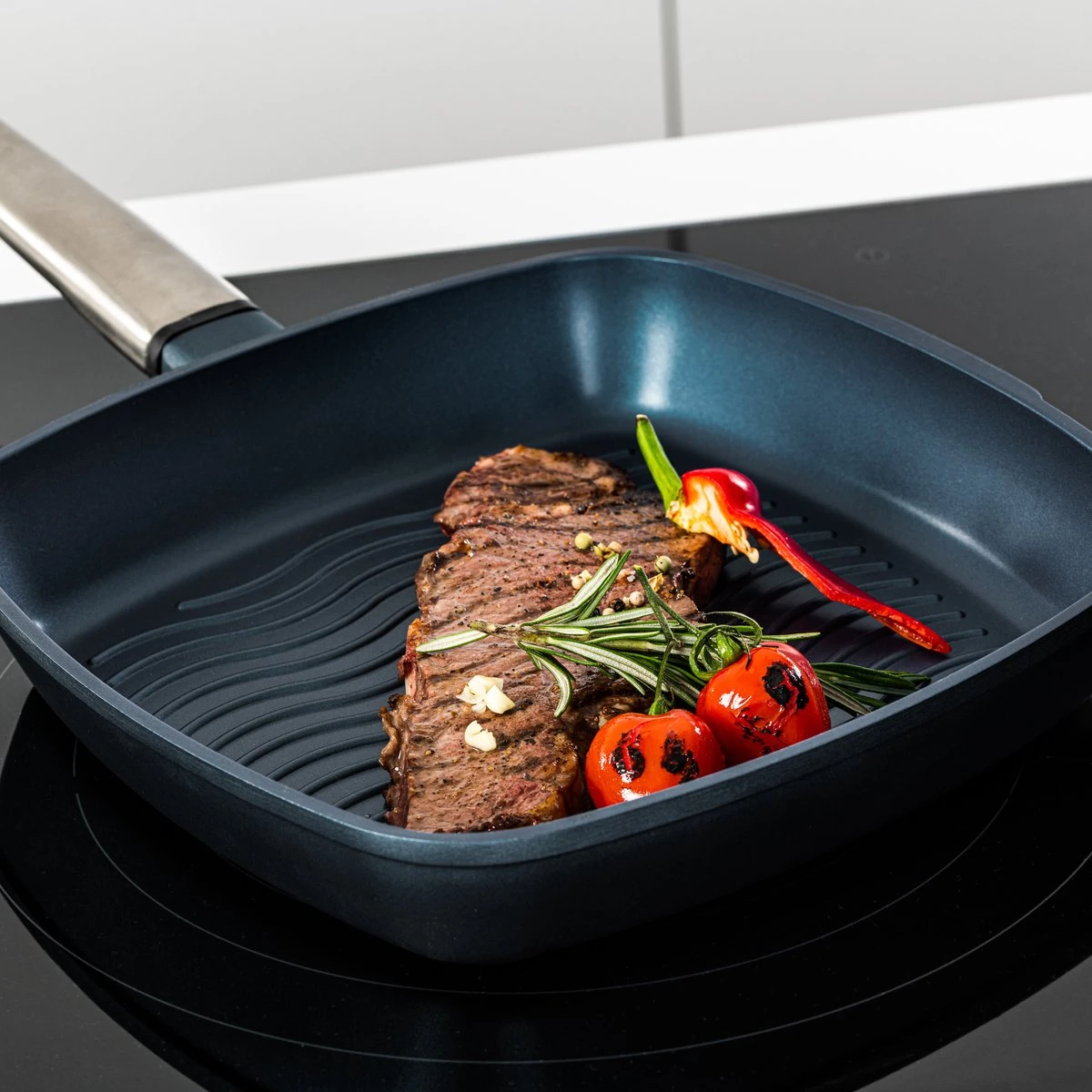 Westinghouse Performance Series - Grillpan Inductie 28cm - Luxe Grillpan - Blauw - Steakpan - Geschikt Voor Alle Warmtebronnen Inclusief Inductie En Ovenbestendig 6 Westinghouse Performance Series - Grillpan Inductie 28cm - Luxe Grillpan - Blauw - Steakpan - Geschikt Voor Alle Warmtebronnen Inclusief Inductie En Ovenbestendig - Afbeelding 4