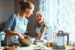 Westinghouse -Westinghouse WKHM250BU Hand Mixer BLUE Lifestyle